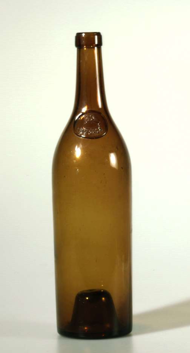 Flaska av brunt glas med sigill S.B. UPSALA på skuldran.
