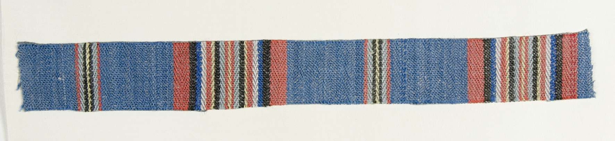 Vävprov ämnat för bolstervarstyg vävt med bomullsgarn i kypert. Randigt i blått, rött, vitt, gult, rosa och brunt. Vävprovet är uppklistrat på en kartong i storleken 22 x 28 cm. I övre högra hörnet finns en stämpel "Uppsala läns hemslöjdsförening" och ett handskrivet nummer, "A.1637".