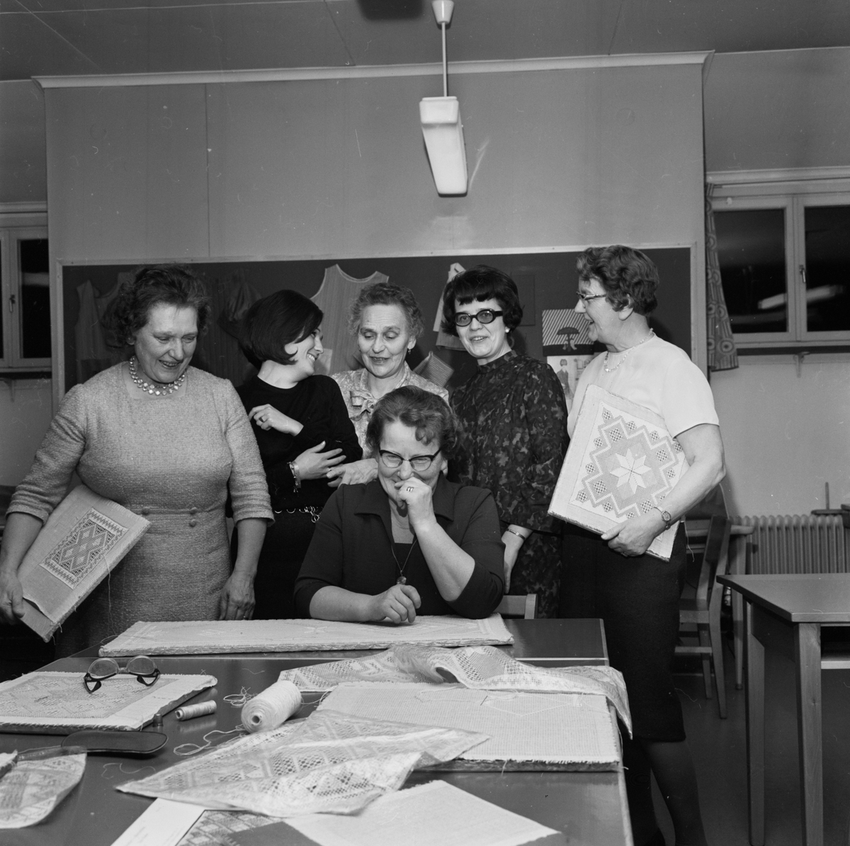 "Näversöm roligt hobbyarbete" - textillärare Ingela Olofsson med kursdeltagare i ABF:s studiecirkel, Tierp, Uppland mars 1968