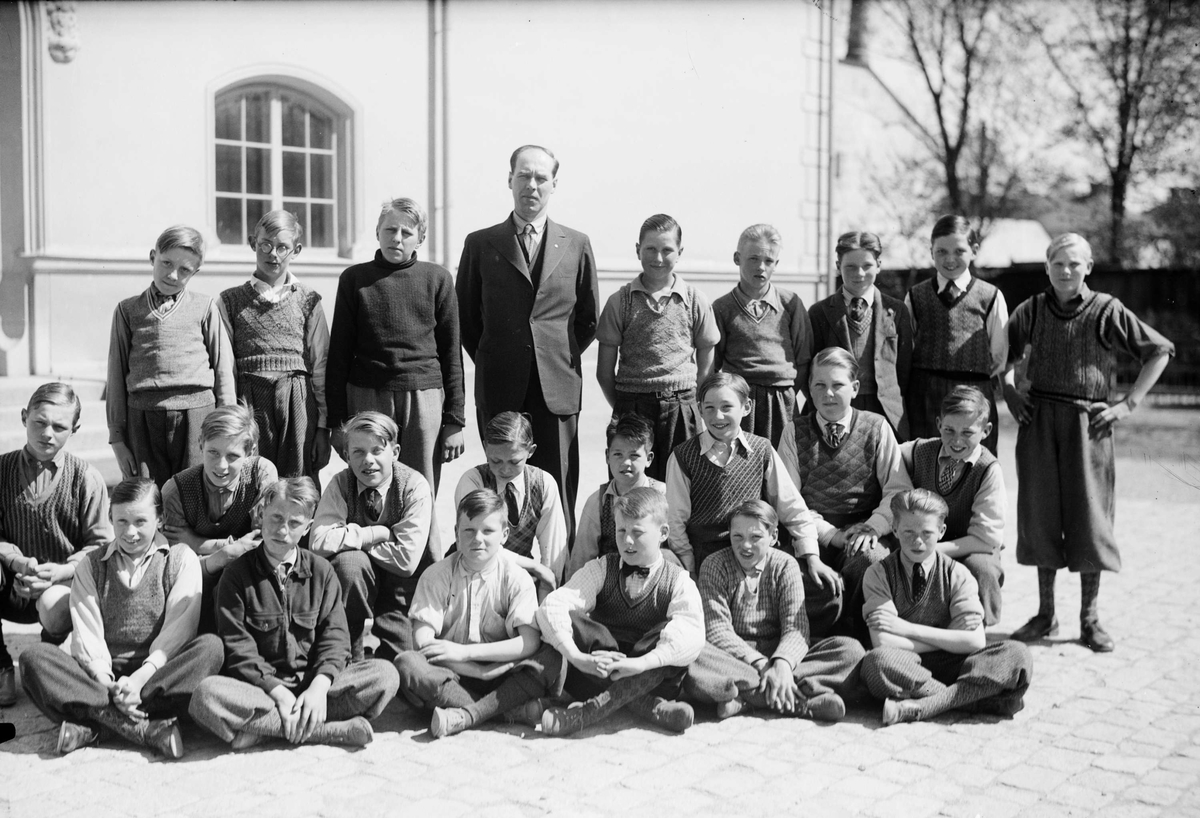 Skolklass och lärare, sannolikt Uppsala, 1935