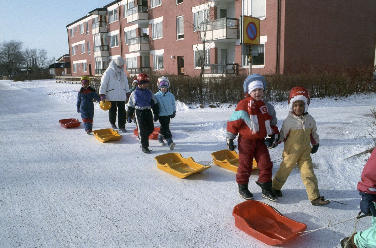 Barn från Gränby förskola på väg till pulkabacken, Gränby, Uppsala 1992