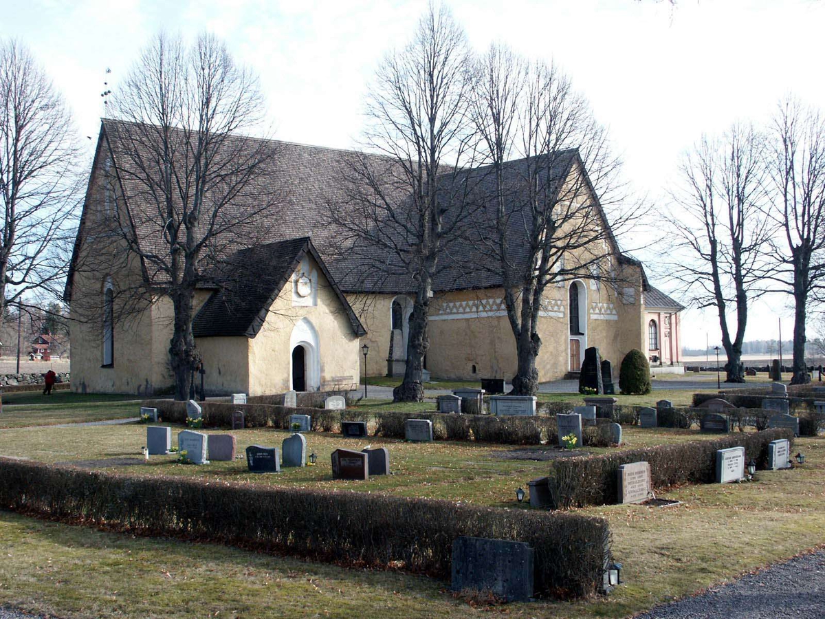Veckholms kyrka och kyrkogård, Veckholms socken, Uppland april 2005