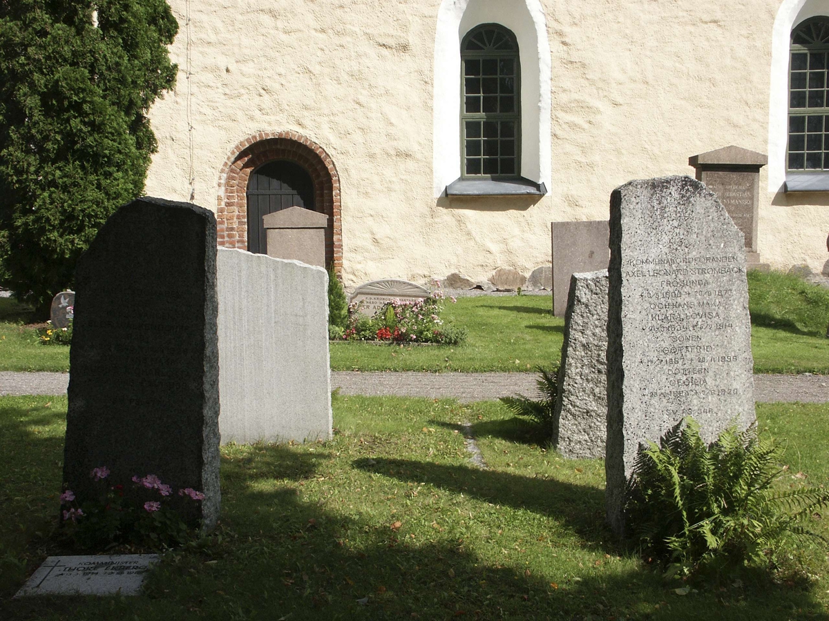 Gravstenar på kyrkogården vid Kalmar kyrka, Kalmar socken, Uppland 2005 