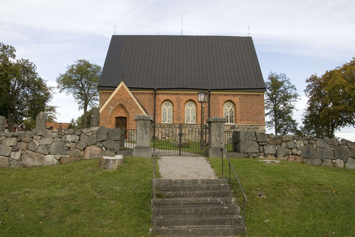 Tuna kyrka, Tuna socken, Uppland 2009. Vy från söder efter avslutad renovering av plåttaket. 