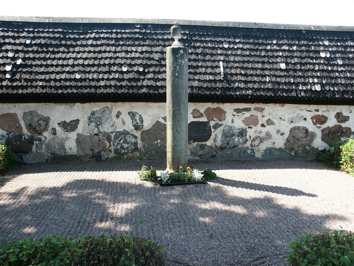 Gravmonument på kyrkogården vid Vendels kyrka, Uppland 2003   