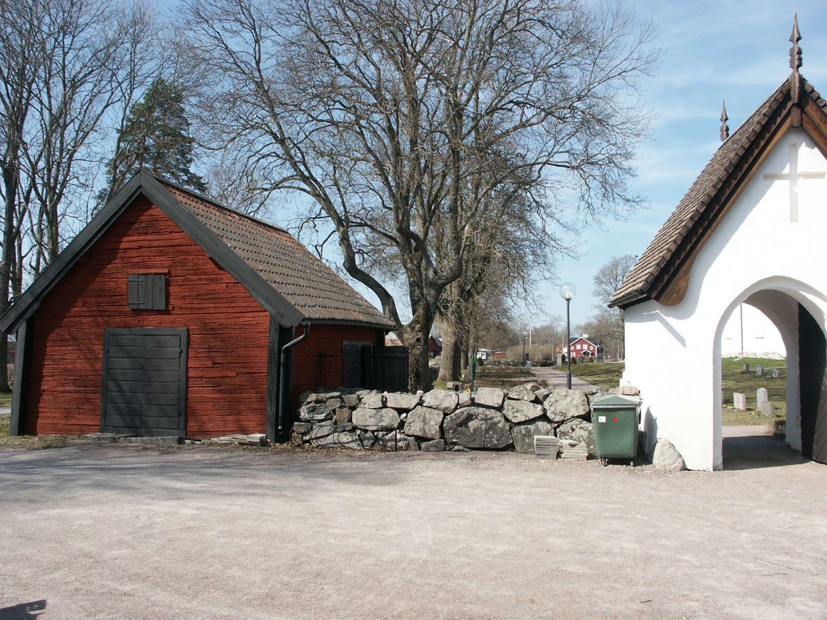 Bårhus nära kyrkogårdens sydöstra hörn, och östra stigluckan vid Viksta kyrka,  Uppland 2005  