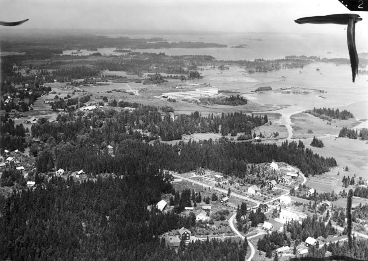 Flygfoto över Karlholmsbruk och Karlholmsfjärden, Västlands socken, Uppland 1939