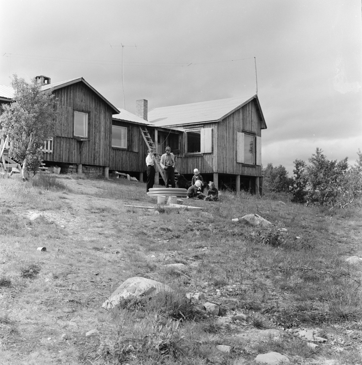 Konstnären Ragnar Johansson med familj utanför sin bostad i Härjedalen