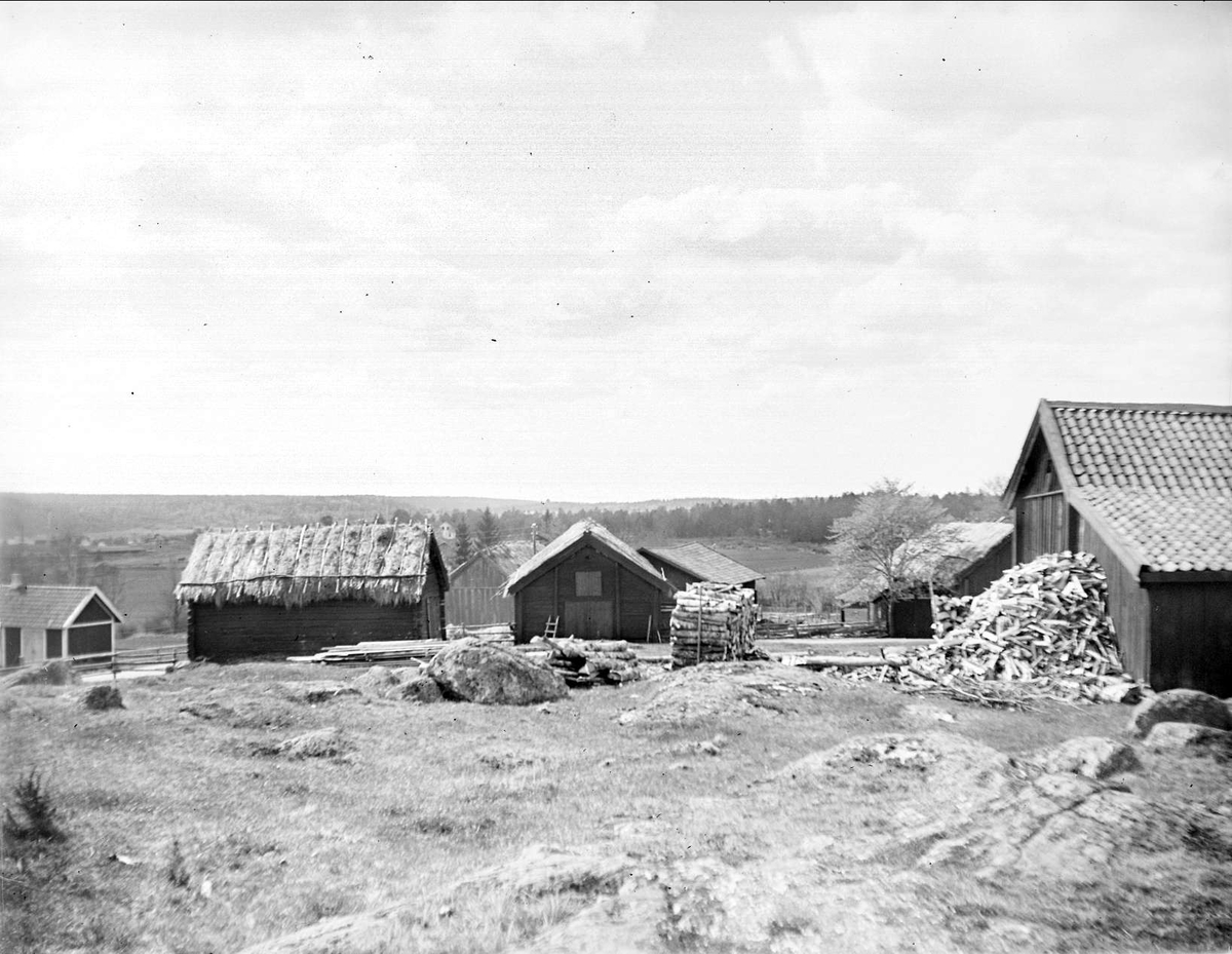 Gårdsmiljö i Kårsta, Vallentuna socken, Uppland 1933