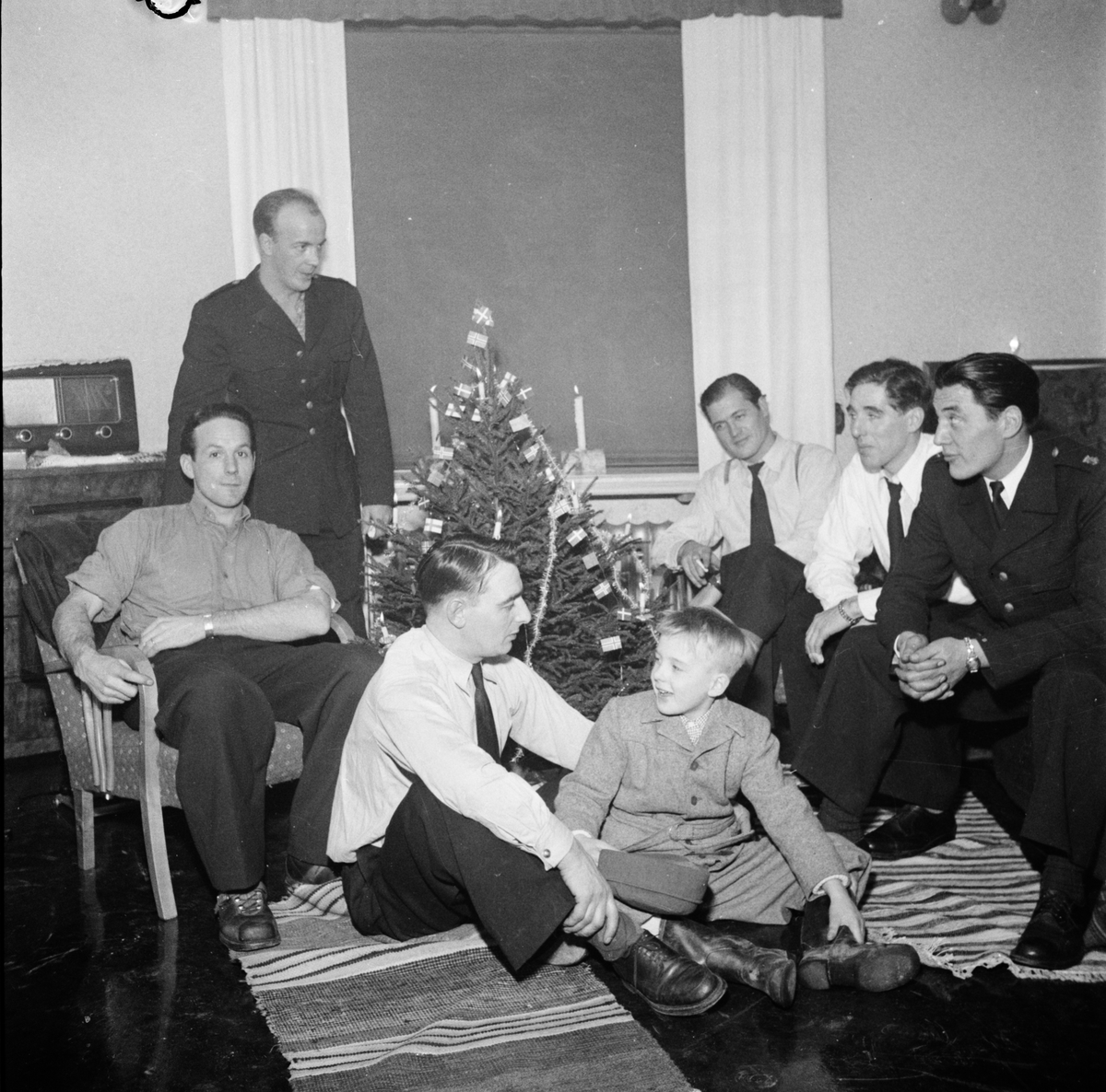 Julafton - män vid julgran, Uppsala 1949