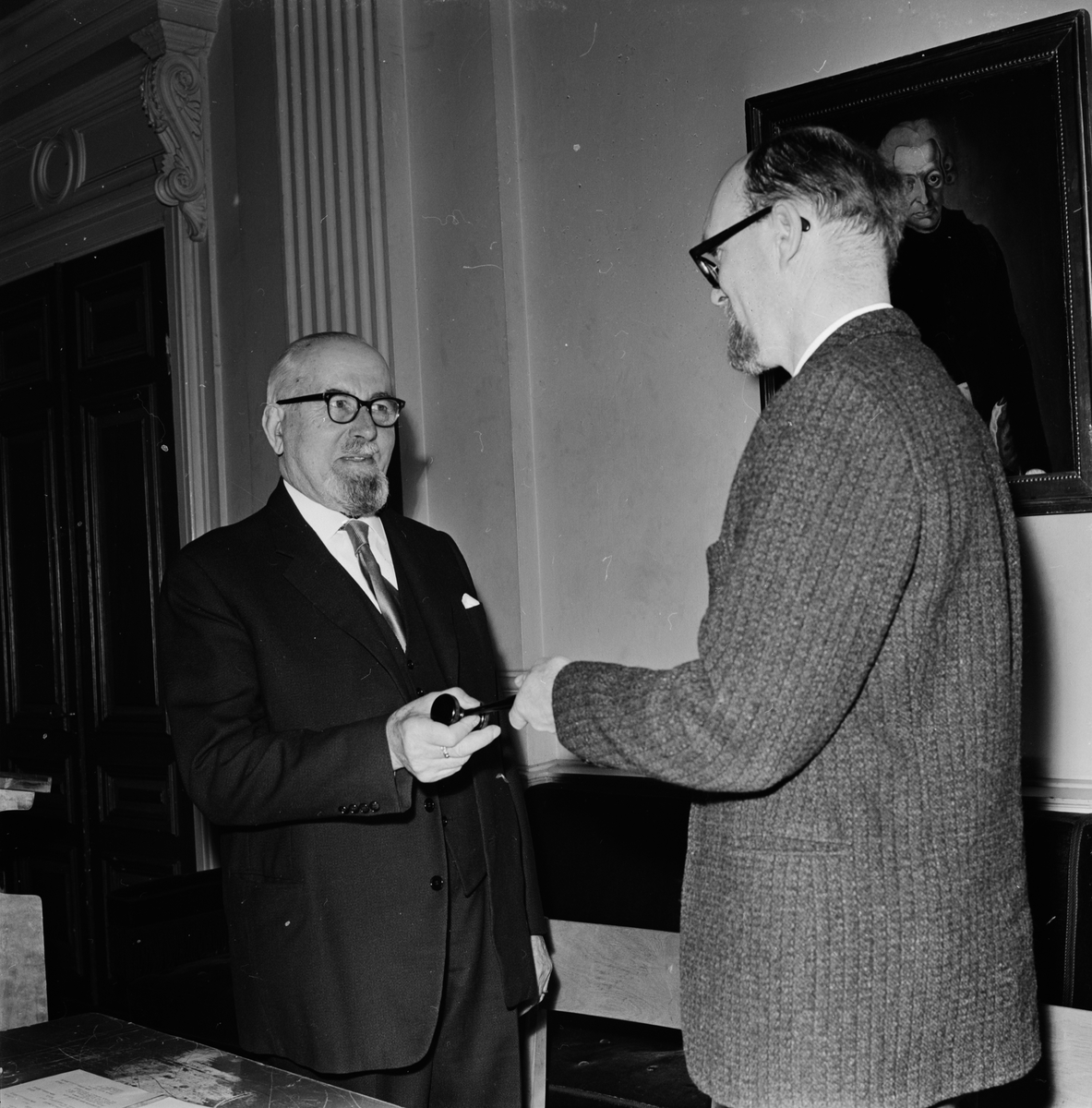 Uppsala Trädgårdssällskap - nya ordföranden Helmuth Wanderoy  tar emot ordförandeklubban av Pehr Boierth, sannolikt Uppsala mars 1965