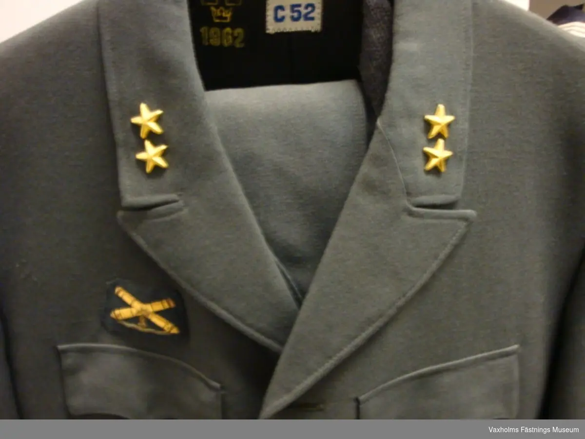 Uniform m/1960 med löjtnants gradbeteckning bestående av vapenrock och byxor.