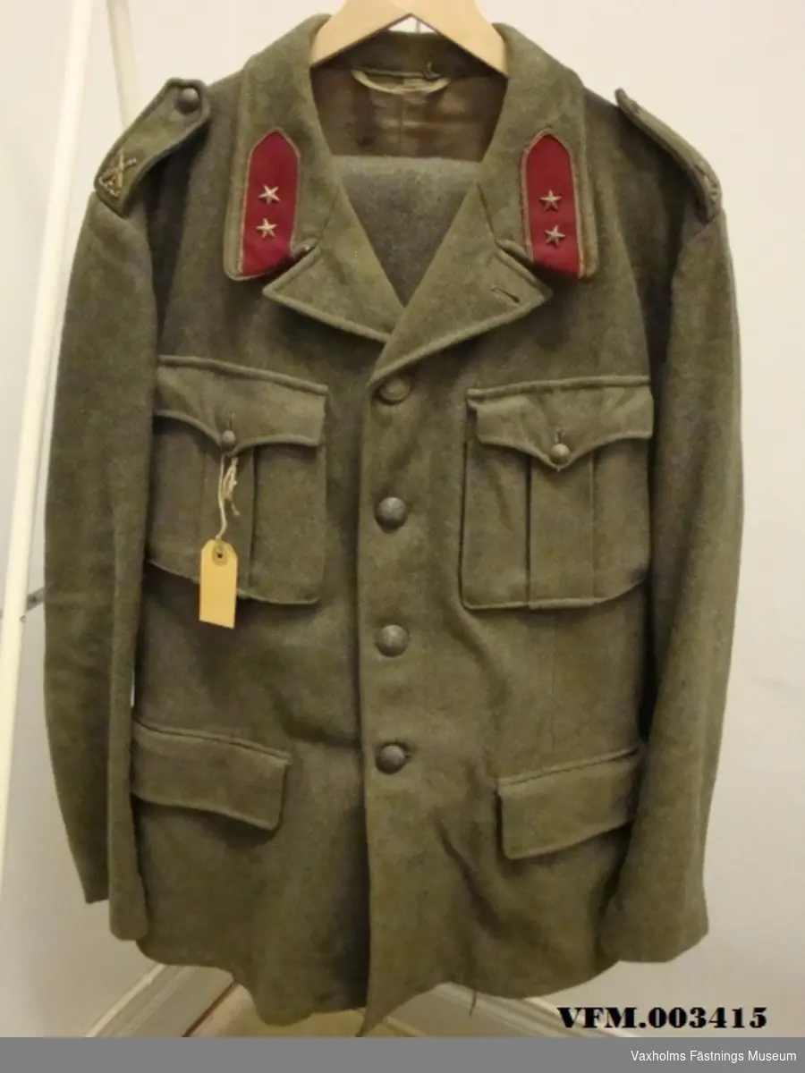 Vapenrock och byxor m/42 av kommis med gradbeteckning för löjtnant.