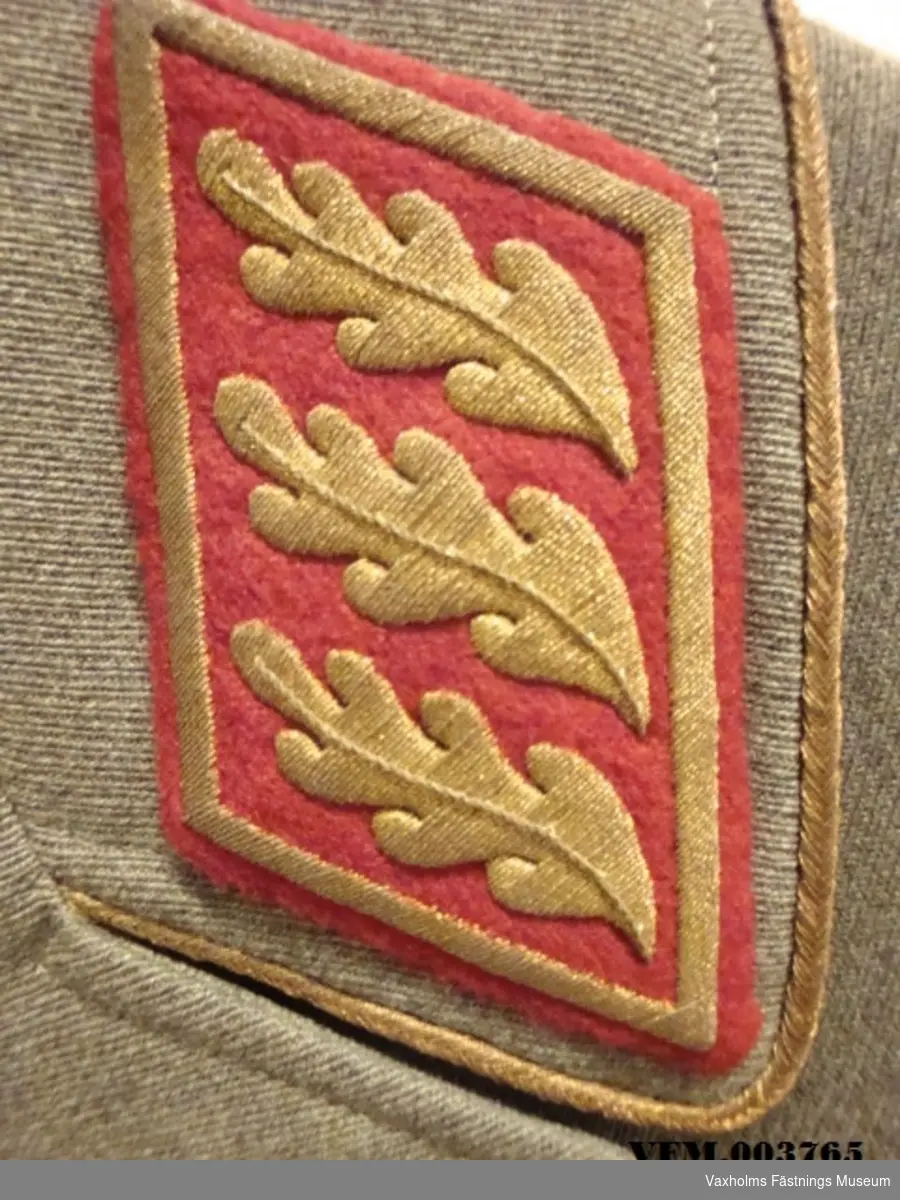 Uniform m/42, diagonal. Vapenrock och byxor. Vapenrock med generallöjtnants gradbeteckning.