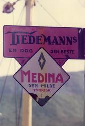 Skilt med reklame for Tiedemanns Medina sigaretter på fasade