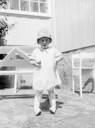 Liten pike utendørs og i stua. Vesla Berge. Tre plater(bilde