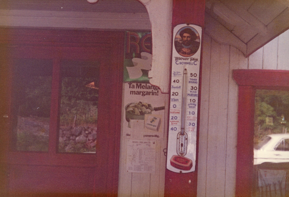 Forretning med termometer fra Tiedemann på fasaden.