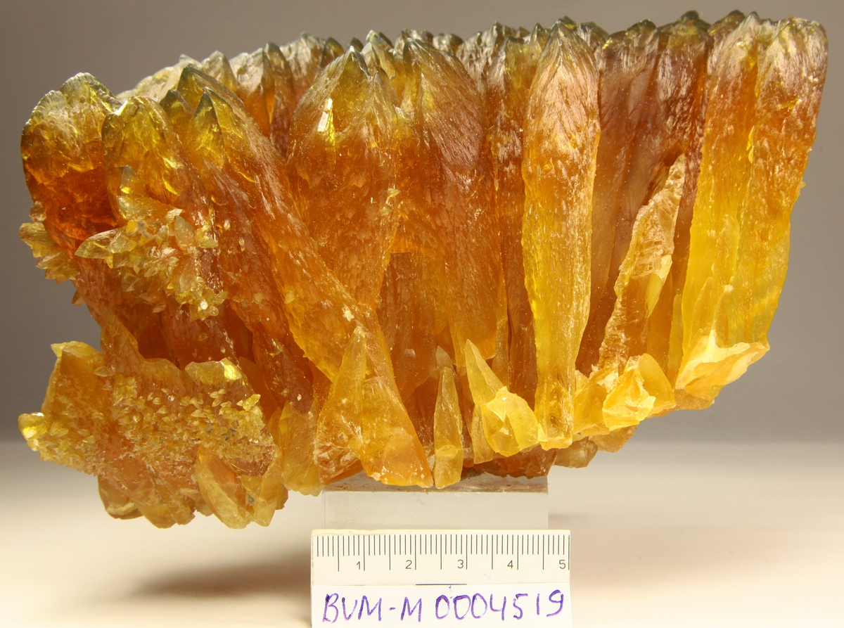 Oransje krystallgruppe med kalsitt, 190N 11Ø.