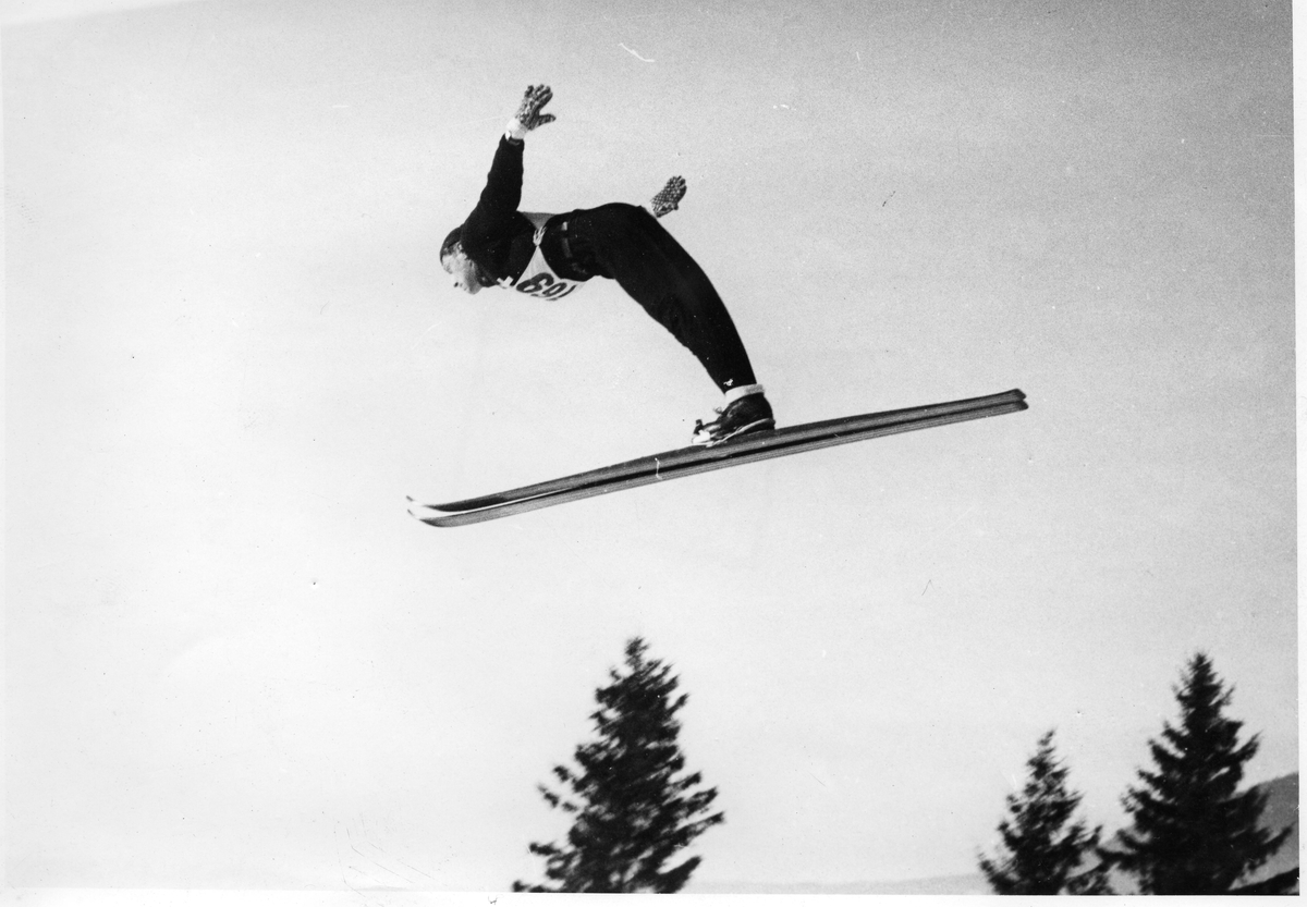 Petter Hugsted hopper i Holmenkollen i 1950. Petter Hugsted jumps at the Holmenkollen jumping hill in 1950.