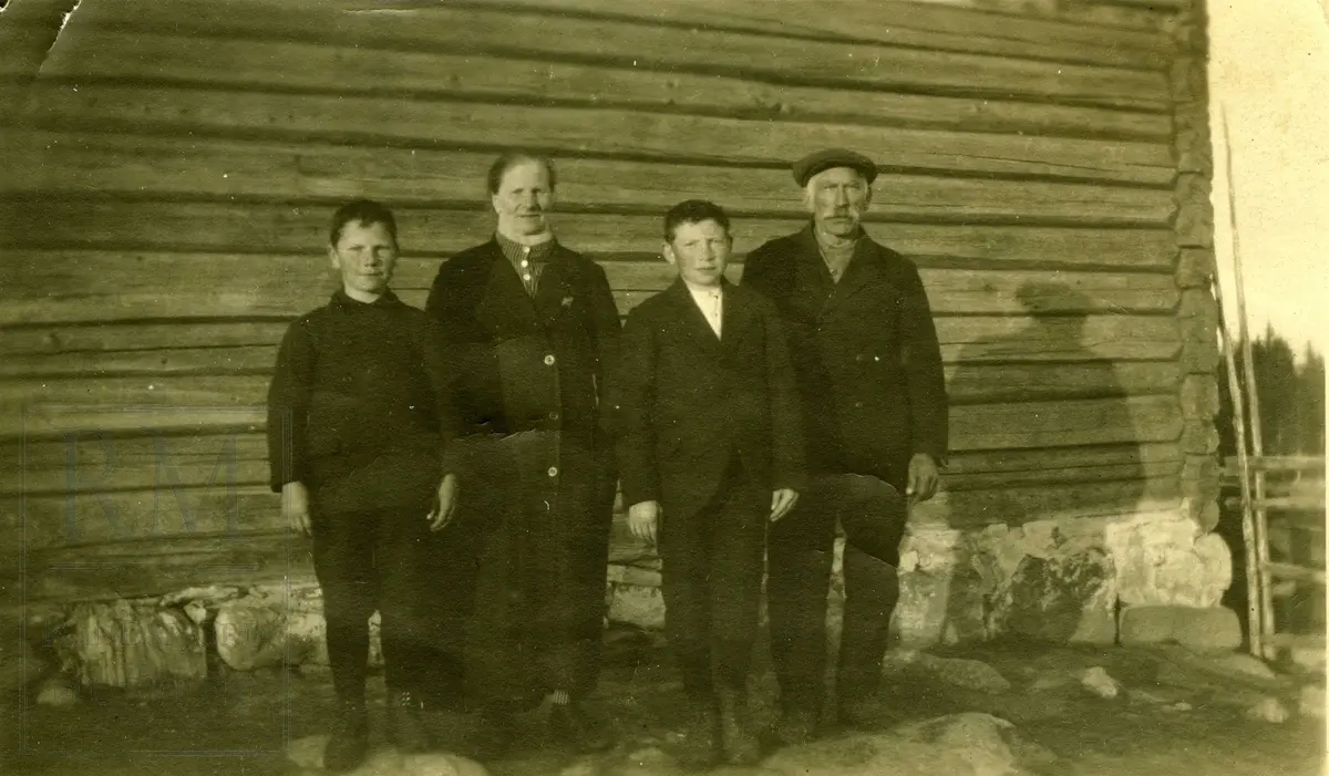 Foreldre med to sønner. Oskar Hanserud, Marte Hanserud, Ivar Hanserud og Martinius Hanserud. 