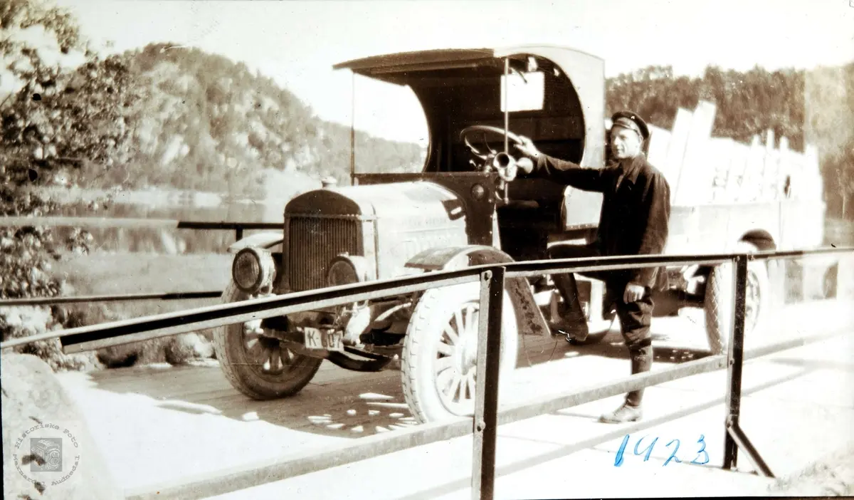 Lastebilen, K-607, på brua i Ågedalstø/ Øygarden i Bjelland senere Audnedal.
K-607 står ikke i Bilboken for Norge 1922 og 1925, men i 1927-utgaven dukker nummeret opp på den uvanlige amerikanske lastebilen Day-Elder, eier I.G. Byremo, Grindheim.