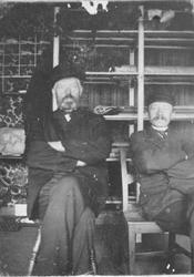To sittande menn: t.v. Peder Mandius Braastein og Gunnar Vee