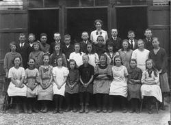 Avgangsklasse 1921. F.f.v. Borghild Rasmussen, Bergljot Ødeg