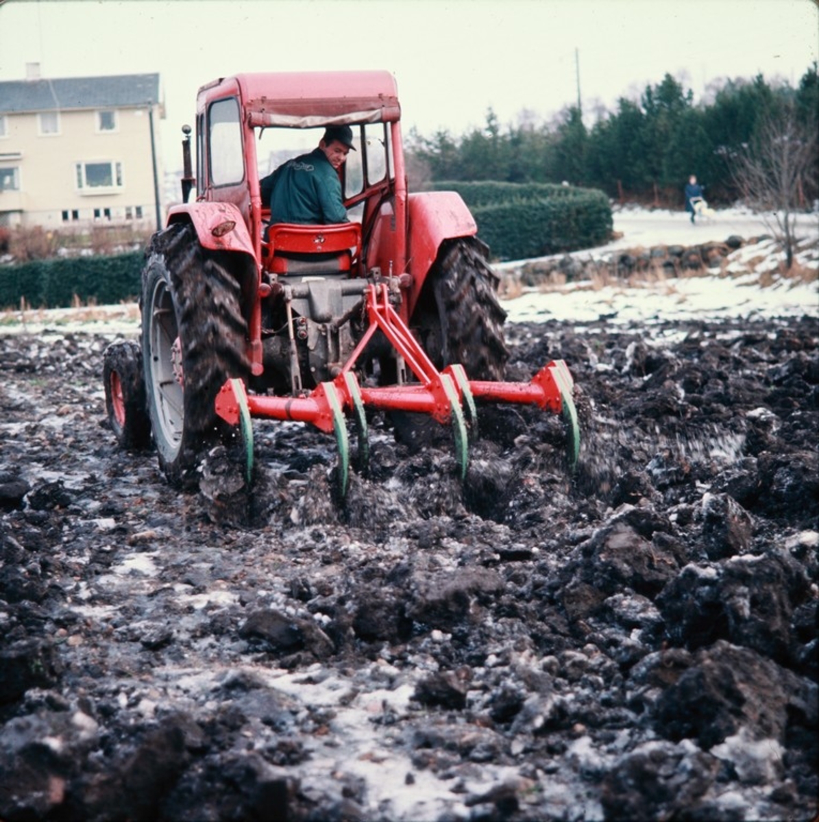 7-tinns grubber fra Kvernelands Fabrikk AS bak en Massey-Ferguson-traktor i arbeid på Frøyland