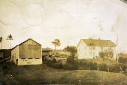 Hovedbygning og uthusbygning fra Trygsland i Bjelland.