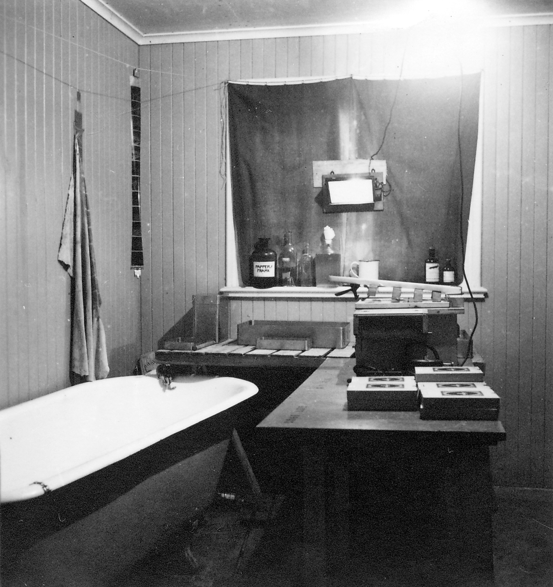 Sköljbalja i provisoriskt framkallningsrum för fotografi för fotodetaljen på F 2 Roslagens flygflottilj under Delsbomanövern, 1938.