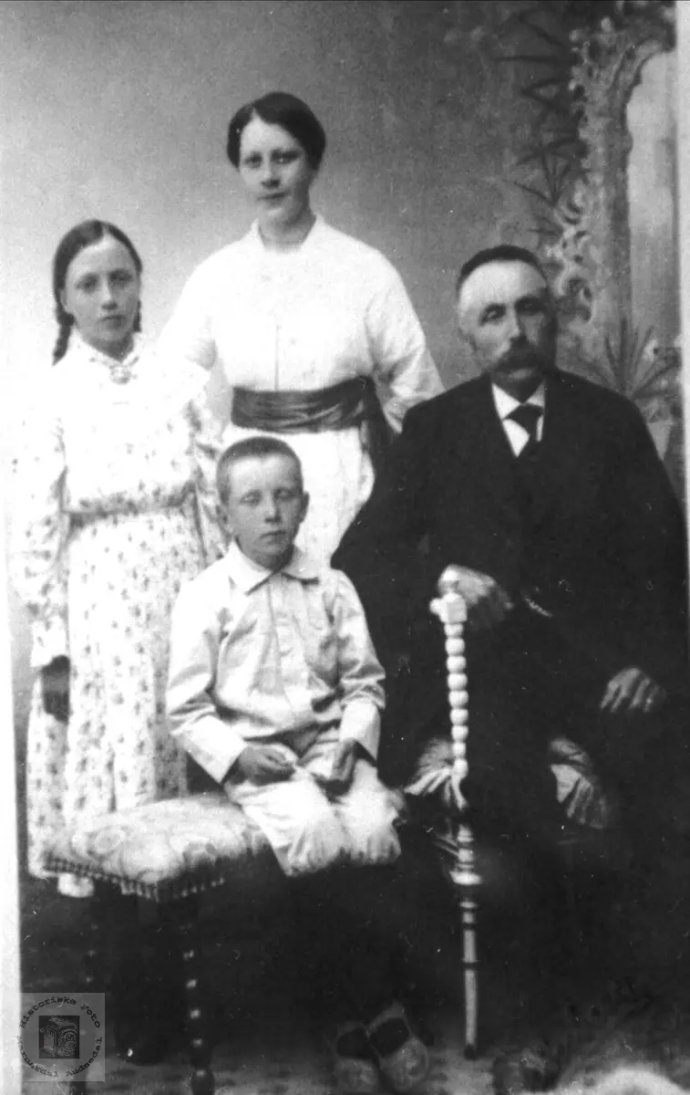 Portrett av familien Tveit fra Bjelland.