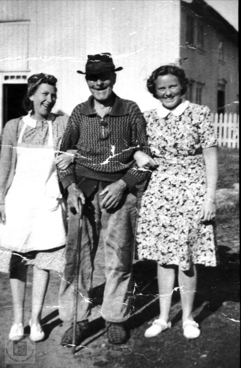Gammel mann (Knut N. Skuland) med to unge damer.