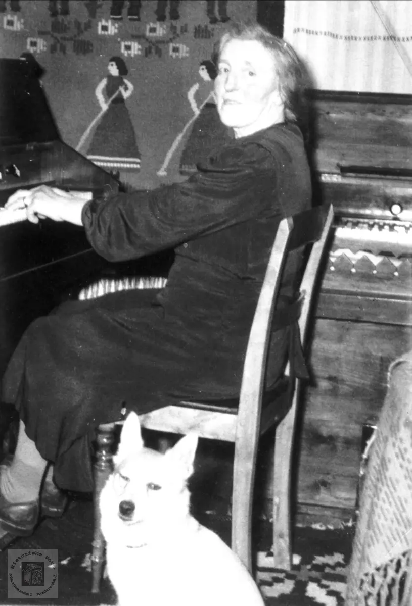 Portrett ved pianoet. Anna Kalvekleiv, Laudal.