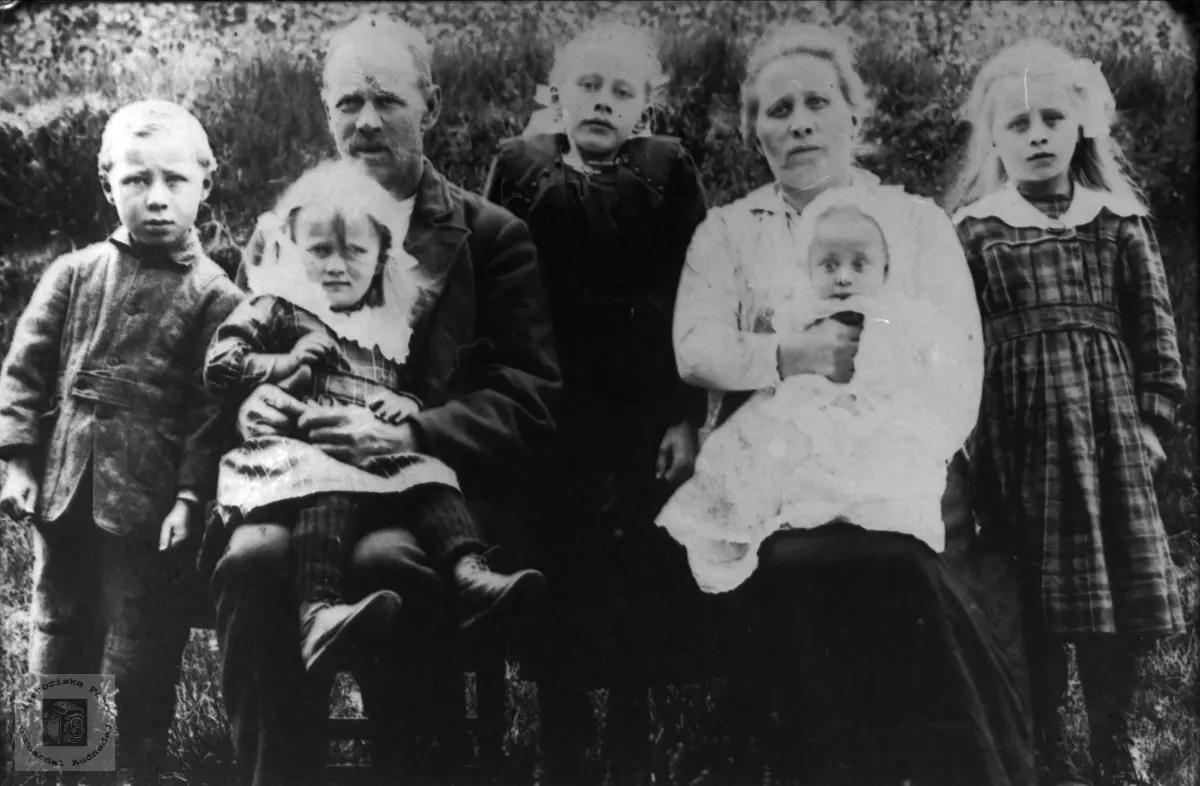 Familiegruppe Vassbotn med slektninger på Øyselbø.