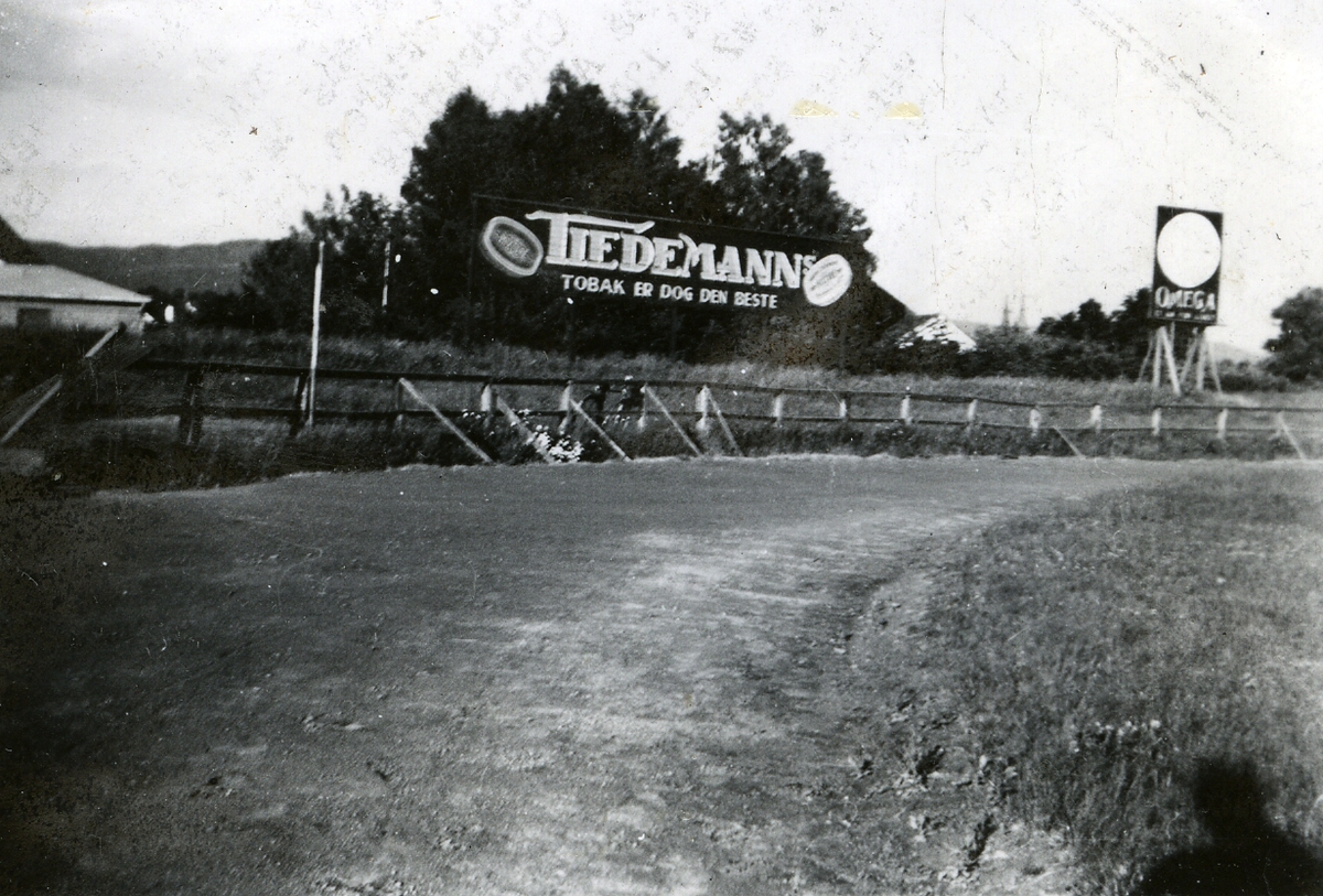 Odds station i Skien etter oppussingen i 1939, reklameskilt fra Tiedemann.