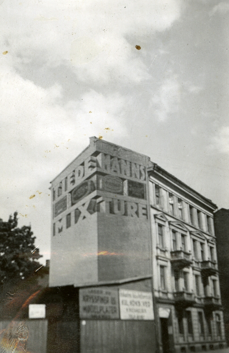 Reklame for Tiedemanns Mixture på Schweigaards gate i Oslo.