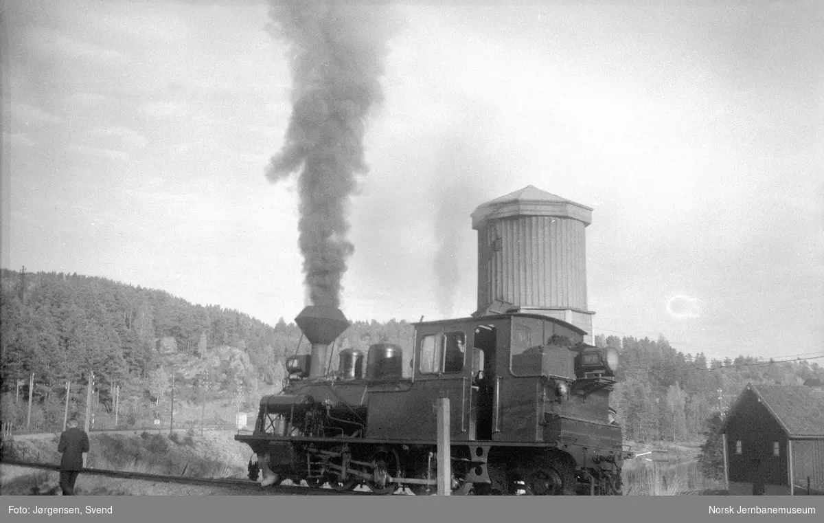 Damplokomotiv nr. 7 tar vann på Røyknes