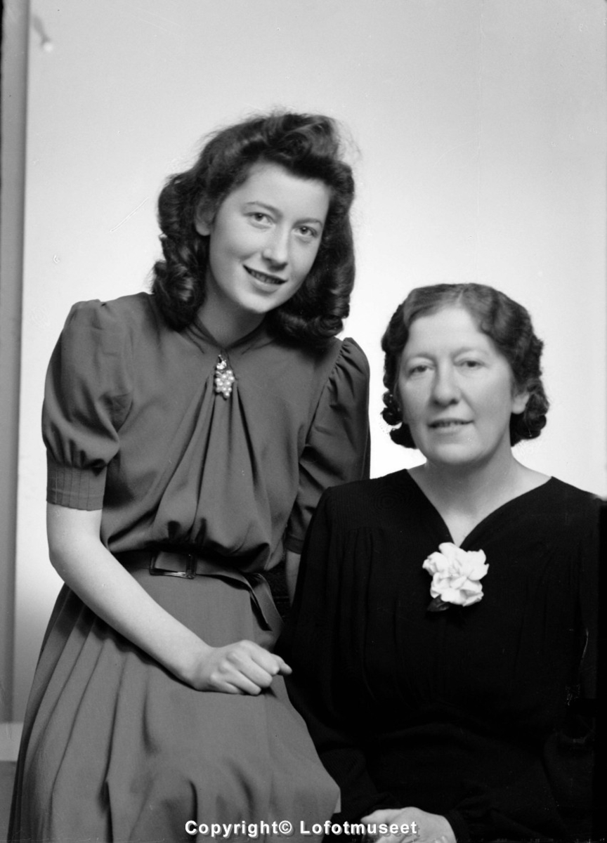 Portrett av fru smed Pettersen og datteren Aud, ca. 1939.