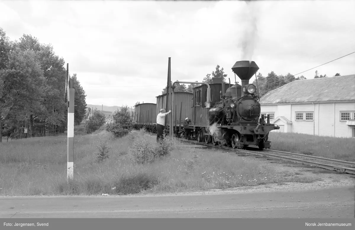 Damplokomotiv nr.2 i godstog 5661 tar vann på Evje stasjon