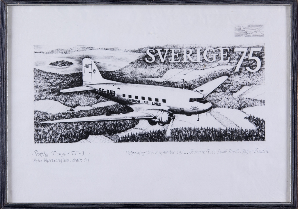 Inglasat svartvitt tryck i form av en frimärksförslaga, postflyg DC:3. Monterad i en svart ram av trä.