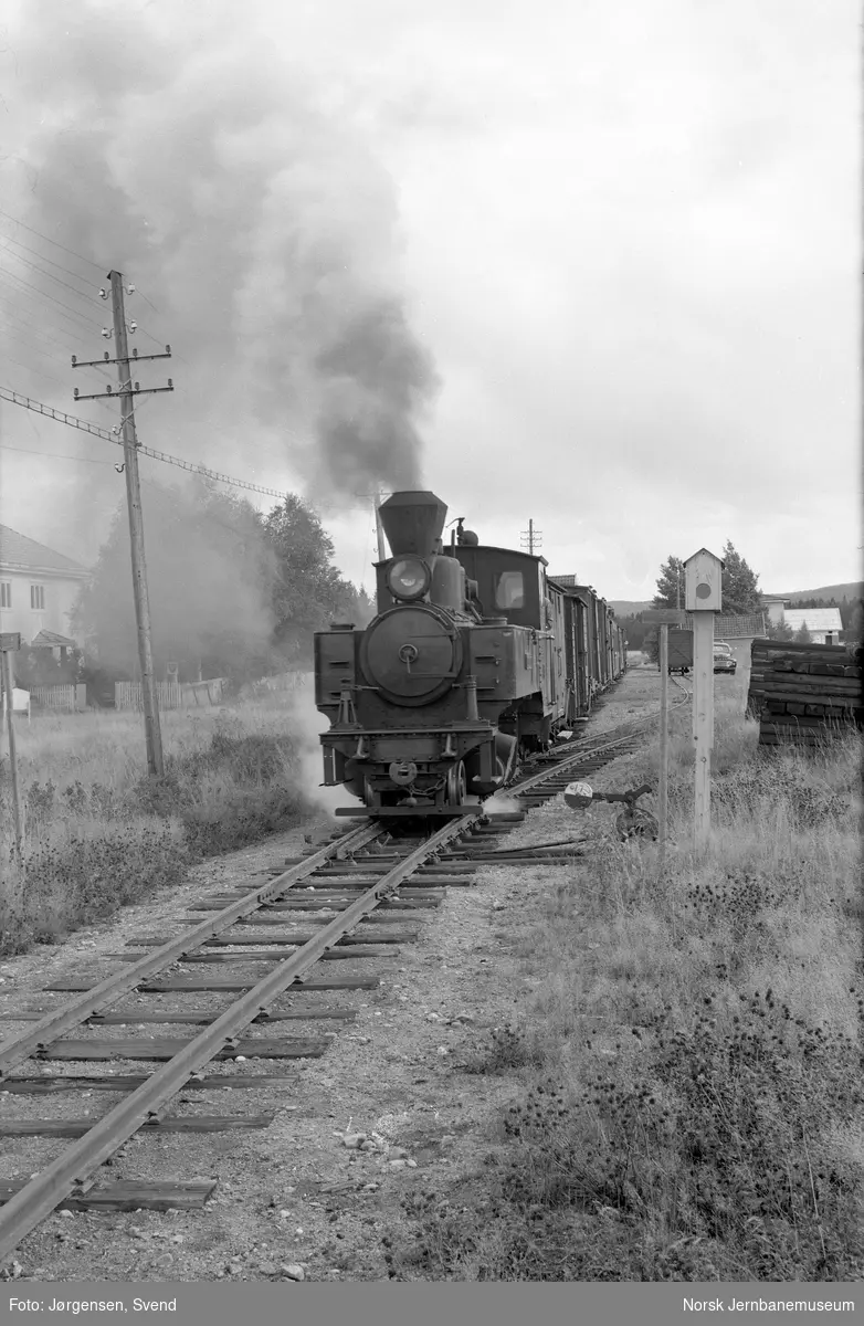 Damplokomotiv nr. 4 "Setskogen" med tog i retning Sørumsand på Mork stasjon