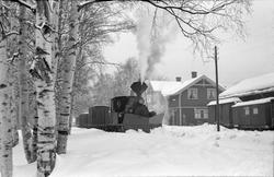 Damplokomotiv med godstog 5661 på Hornnes stasjon