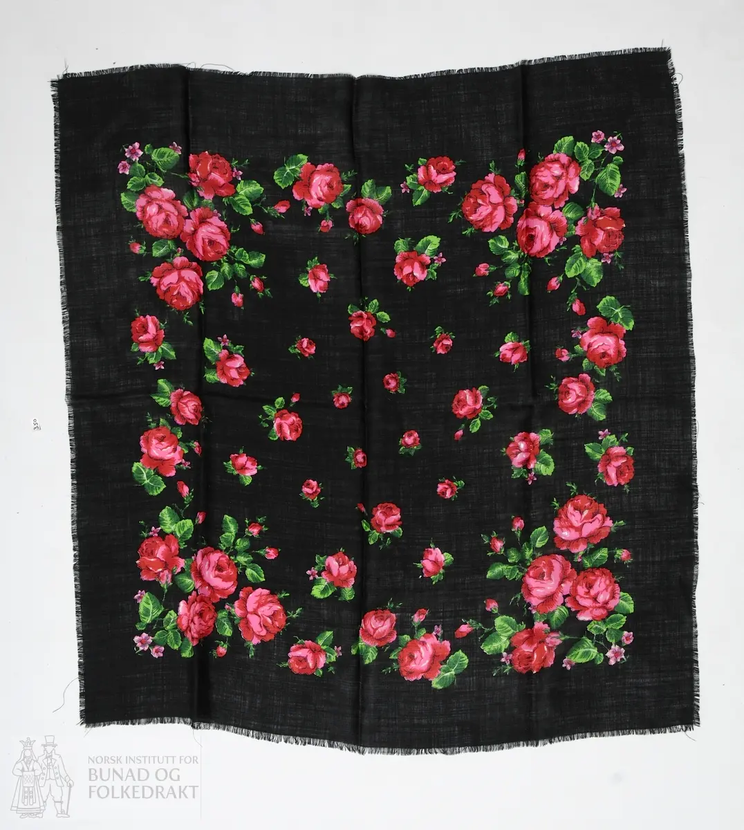 Sjal i svart, tynn ullerret med trykt mønster i raud-rosa og grøne nyansar. Frynsekant langs alle sider.