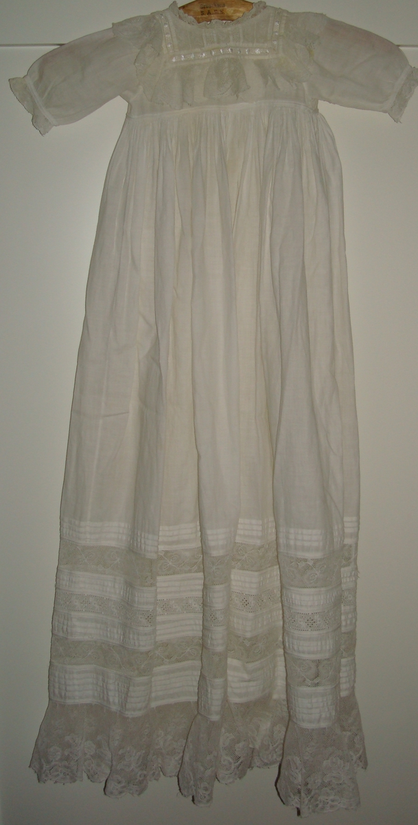 Dåpskjole og underskjørt i tynn bomull med kniplinger på kjolen. Merket A og B.