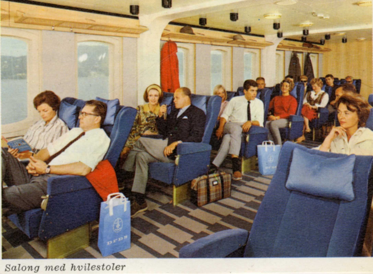 Passasjerfergen M/S 'Akershus', - Bilder av interiør og passasjerer ombord.