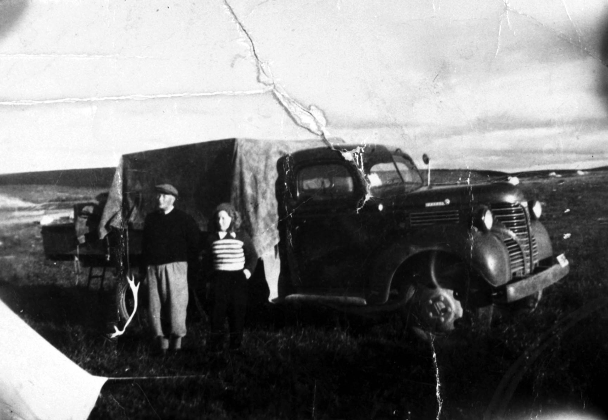 Adolf Hestnes og Solveig Hestnes foran lastebil, sannsynligvis en 1939 Fargo. Fra en biltur på Finnmarksvidda, 1947.