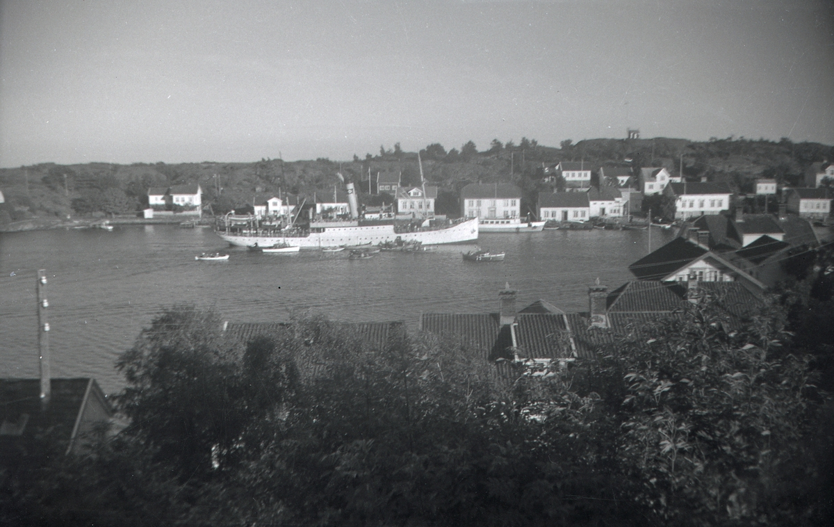 D/S 'Galtesund' (b.1905, Burmeister & wain, København), i Lyngør. I bakgrunnen rutebåt 'Dypvåg' (b.1944) foran butikken, og vakthuset for losene.