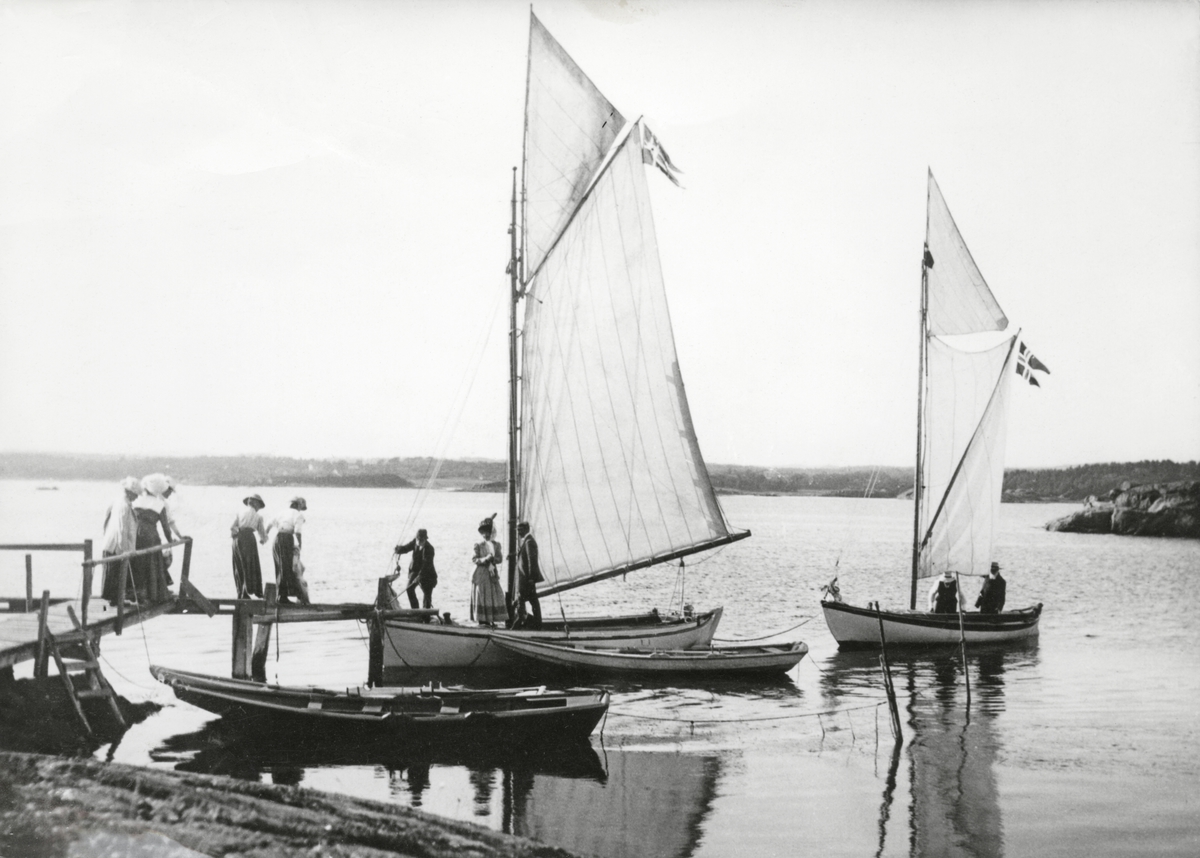 Colin Archer med familien klar for seiltur med 'Kathleen' (b.1901) og 'Sagitta II' (b.1908)