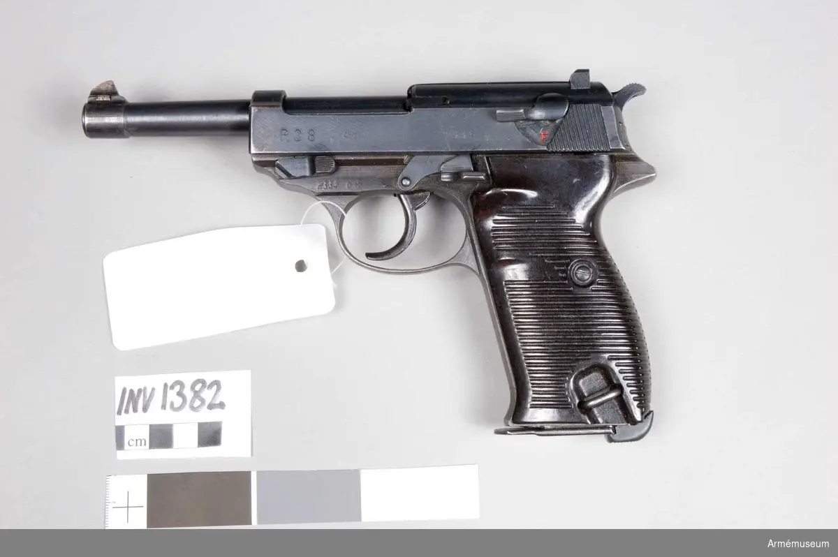 Pistol m/1938, halvautomatisk.Tillv.kod: cyq. Består av: 1 halvautomatisk pistol, 1 magasin.