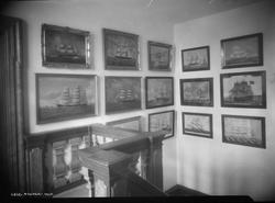 Trappeoppgang med skutemalerier. - Norsk Sjøfartsmuseums i G
